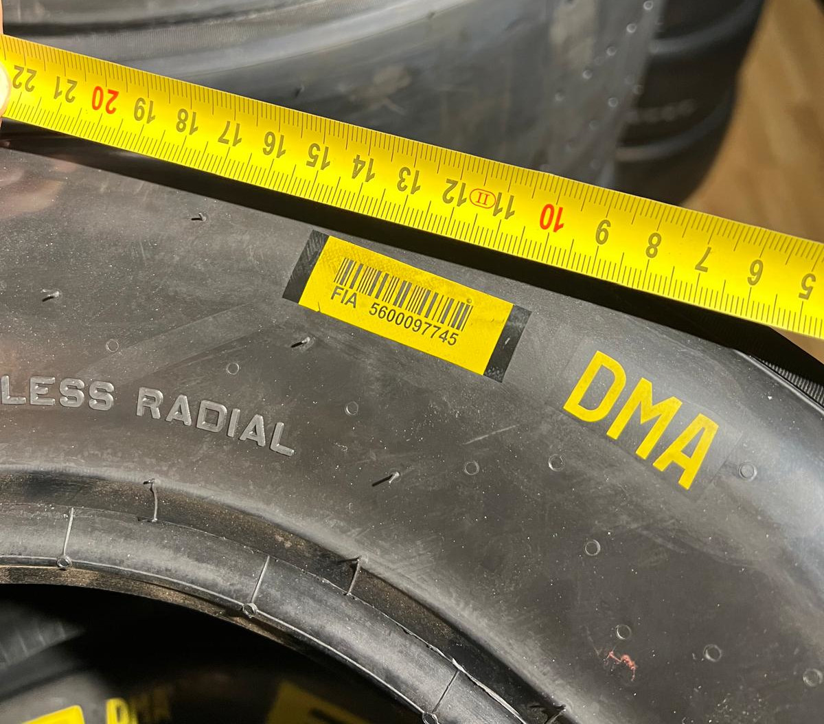Detail č&aacute;rov&eacute;ho k&oacute;du na z&aacute;vodn&iacute; pneumatice